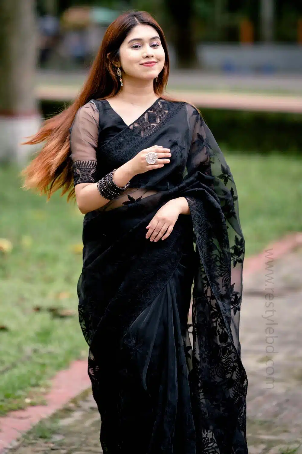 প্রিমিয়াম ব্ল্যাক শাড়ী এমব্রোয়ডারি এন্ড সফট সেমি-সিল্ক শাড়ি ব্লাউজ পিছ ফ্রি - (RBT-27)